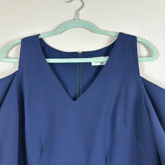 NWT Eliza J Cold Shoulder Crepe Shift V-neck Dress in Navy Blue size 10 - Picture 8 of 16